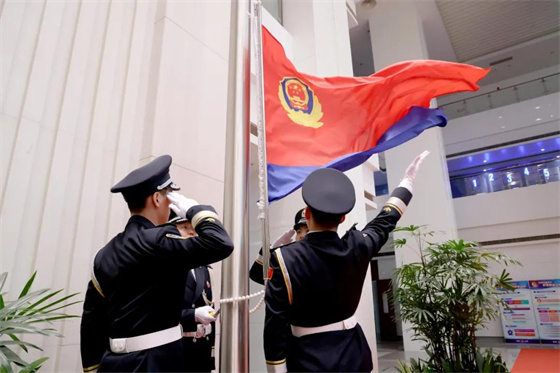 市公安局举行升旗仪式庆祝第二个“中国人民警察节”