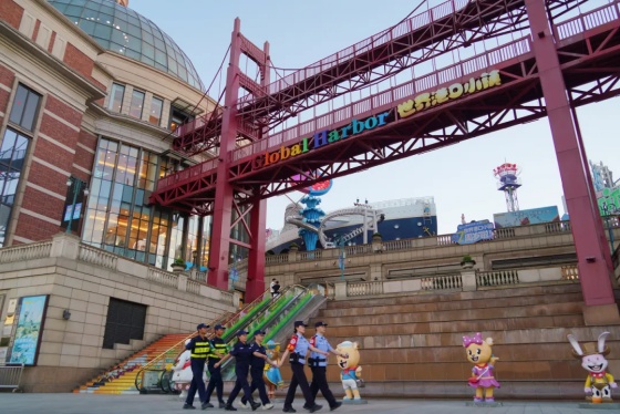 红旗飘扬｜警商联动 绘就商圈治理新图景